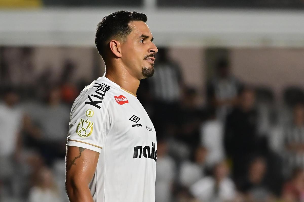 Veríssimo aceita os protestos dos santistas após 3º tropeço seguido na Vila: 'Estamos devendo'