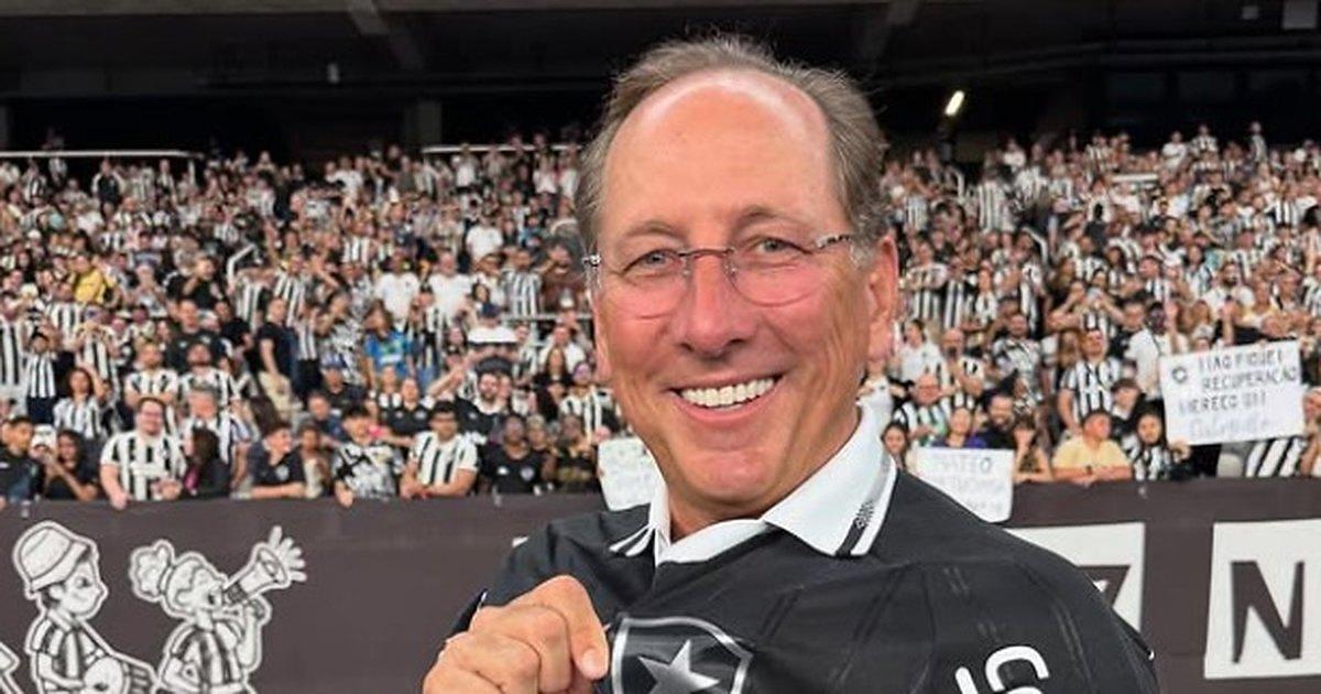 Textor acompanha dia do Botafogo e nega propostas de Palmeiras e Cruzeiro por Alexander Barboza