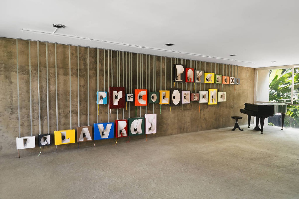 Artista cubano toma Casa Domschke para ilustrar a falência de um sonho