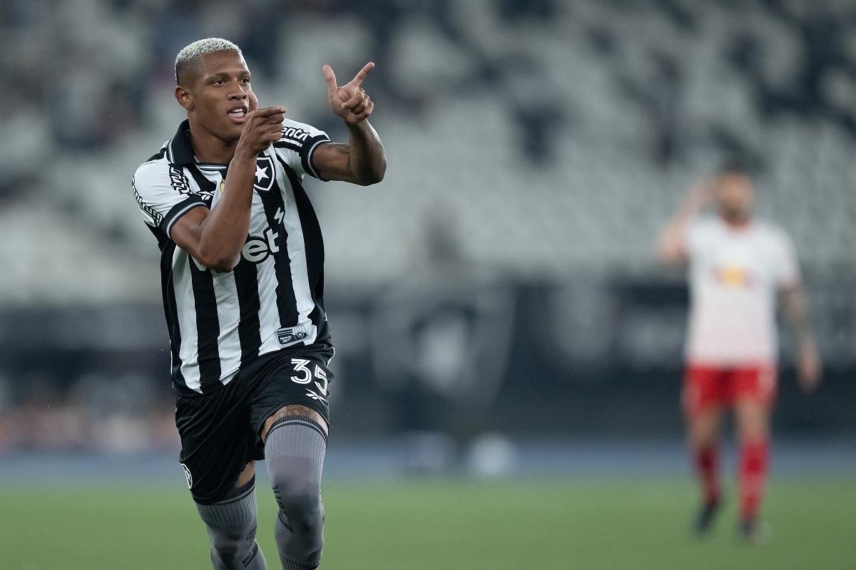 Botafogo não garante permanência de Danilo, e volante admite ansiedade por vaga na Copa