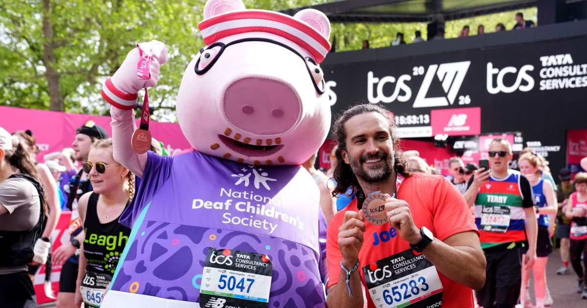 Maratonistas entram no Guinness correndo de crocs, terno e fantasiados