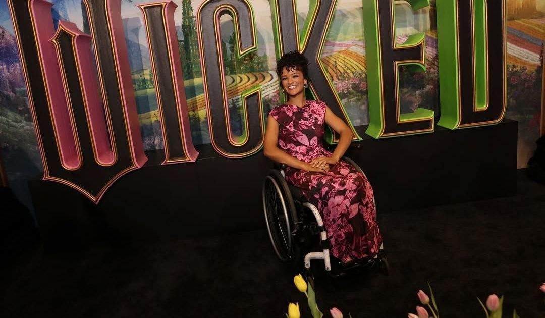 Atriz de “Wicked” diz que foi barrada de entrar em avião por ser cadeirante